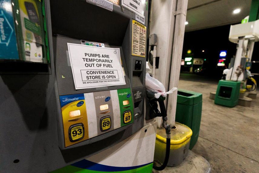 Una bomba de gasolina en una estación en Silver Spring, Maryland, se mantiene fuera de servicio con un cartel que les avisa a los usuarios que no hay combustible.&nbsp;