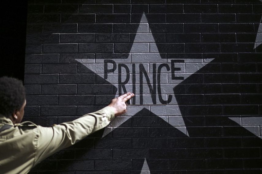 Imagen de uno de los fans de Prince en un gesto de despedida. (EFE) 