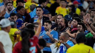 Los jugadores de Uruguay increpan a aficionados al término de la semifinal contra Colombia en la Copa América, el miércoles 10 de julio de 2024, en Charlotte.&nbsp;