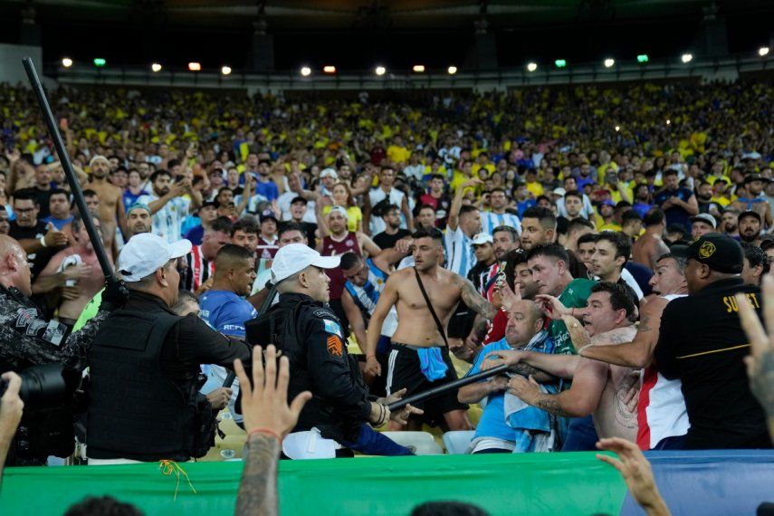 La policía pone orden en una reyerta entre hinchas de Brasil y Argentina previo al partido de las eliminatorias del Mundial, el martes 21 de noviembre de 2023, en Río de Janeiro.&nbsp;