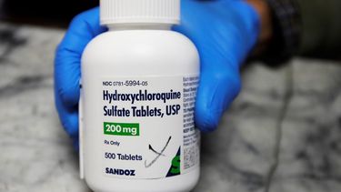 Un frasco con tabletas de hicroxicloroquina en Oakland, California, mientras lo muestra un empleado farmac&eacute;utico.&nbsp;