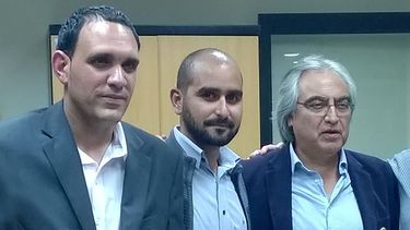 El opositor cubano Rolando Gallardo (centro), junto a Duniel Medina (izq.) y Gustavo Baroja, en Ecuador.