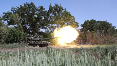 Tanque de las fuerzas ucranianas dispara contra posiciones de primera línea cerca de la ciudad de Soledar, región de Donetsk, el 10 de junio de 2022.