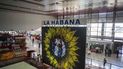 Trabajadores revisan el montaje de la obra artística titulada Cachita del artista cubano Michel Mirabal en el aeropuerto de La Habana, Cuba, el lunes 18 de octubre de 2021. Trabajadores revisan el montaje de la obra artística titulada Cachita del artista cubano Michel Mirabal en el aeropuerto de La Habana, Cuba, el lunes 18 de octubre de 2021.