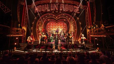 En esta imagen difundida por Boneau/Bryan-Brown, el elenco en Moulin Rouge! The Musical. Los Tony y especial esperan dar impulso necesario a Broadway.