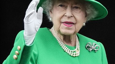 La reina Isabel II aparece de sorpresa en el balcón del Palacio de Buckingham, en Londres, durante el desfile que cerró las celebraciones del jubileo de platino.&nbsp;