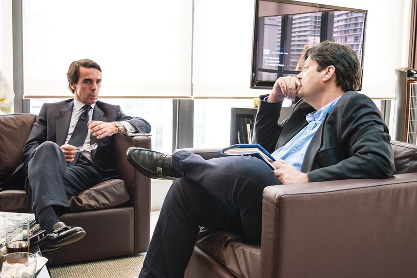 El expresidente del Gobierno español José María Aznar (izquierda) es entrevistado por Manuel Aguilera, director de DIARIO LAS AMÉRICAS. (JJ BLANCO).