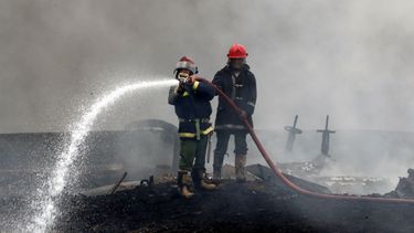 Los bomberos trabajan para apagar un incendio mortal en una instalación de almacenamiento de petróleo en Matanzas, Cuba, el martes 9 de agosto de 2022.