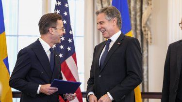 El secretario de Estado de EEUU, Antony Blinken, a la derecha, junto al primer ministro sueco, Ulf Kristersson, antes de oficializar la adhesión de Suecia a la OTAN en la Sala Benjamin Franklin del Departamento de Estado, el jueves 7 de marzo de 2024, en Washington.&nbsp;