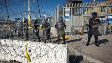 Los agentes de Aduanas y Protección Fronteriza de los Estados Unidos practican el cierre del puerto de San Ysidro.