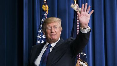 Donald Trump, presidente de Estados Unidos, saluda desde el Edificio de la Oficina Ejecutiva Eisenhower, en Washington, EEUU.&nbsp;