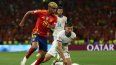 El delantero español número 19 Lamine Yamal (izq.) y el defensa francés número 05 Clement Lenglet disputan el balón durante la semifinal de la Liga de Naciones de la UEFA entre España y Francia en Stuttgart, suroeste de Alemania, el 5 de junio de 2025.