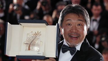 El realizador japonés Hirokazu&nbsp;Kore-eda muestra su Palma de Oro, el máximo galardón que otorga el Festival de Cine de Cannes.&nbsp;