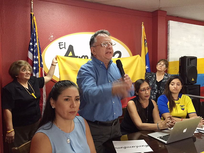 El periodista Emilio Palacio habla durante la reunión especial. (JOSÉ PERNALETE)