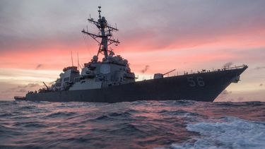 El destructor USS John S. McCain efectuó un recorrido de rutina en el brazo de mar que separa Taiwán de China continental
