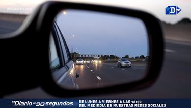 una adolescente resuelve el problema del punto ciego en los autos