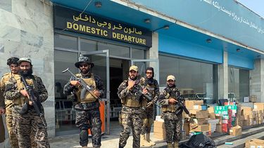 En esta fotografía del 31 de agosto de 2021, combatientes del Talibán vigilan el interior del aeropuerto internacional Hamid Karzai después de la salida de las fuerzas estadounidenses, en Kabul, Afganistán.&nbsp;