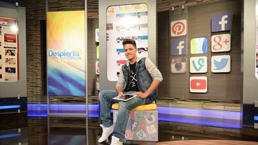 William Valdés atiende el servicio interactivo. (CORTESÍA)