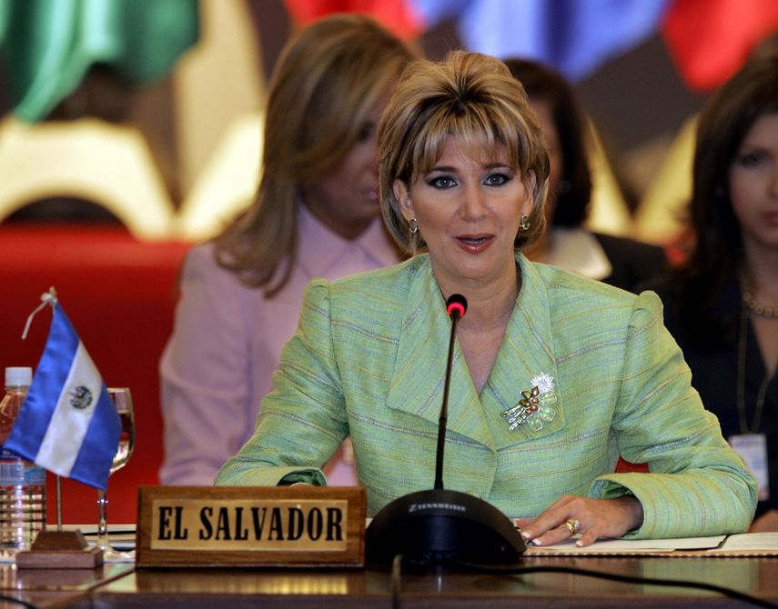 En esta foto de archivo del 29 de septiembre de 2005, la ex primera dama salvadore&ntilde;a Ana Ligia de Saca, asiste a la XIII Conferencia de Primeras Damas de las Am&eacute;ricas en Asunci&oacute;n, Paraguay.&nbsp;