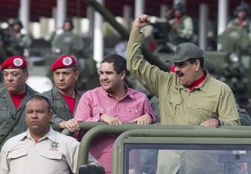 Nicolás Maduro Jr., centro, con su padre, el dictador de Venezuela Nicolás Maduro, durante un desfile militar en Caracas, Venezuela.&nbsp; &nbsp;