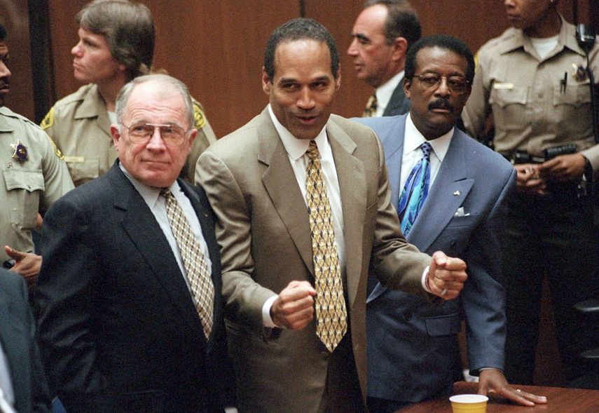 En esta foto del 3 de octubre de 1995, O.J. Simpson reacciona tras ser absuelto del doble homicidio de su exesposa Nicole Brown Simpson y su amigo Ron Goldman en Los Ángeles.