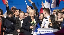 La líder del Frente Nacional, Marine Le&nbsp;Pen, se dirige a sus simpatizantes durante un mitin en Villepinte, al norte de París.