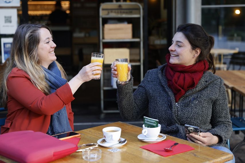 Dos mujeres toman un café y un jugo de naranja en la terraza de un café, el 19 de mayo de 2021, en Estrasburgo, en el este de Francia.&nbsp;