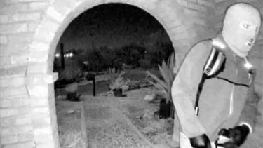 Fotografía tomada de la cuenta oficial de la red social X @FBIDirectorKash del director del FBI, Kash Patel, que muestra al posible sospechoso de la desaparición de Nancy Guthrie, la madre de la periodista de NBC Savannah Guthrie, en Tucson, Arizona