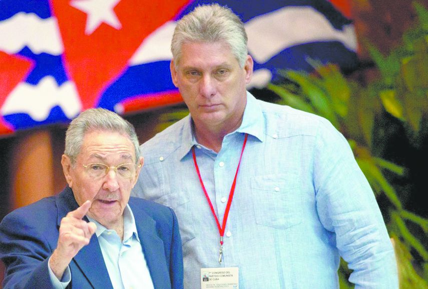 Raúl Castro y Miguel Díaz Canel.