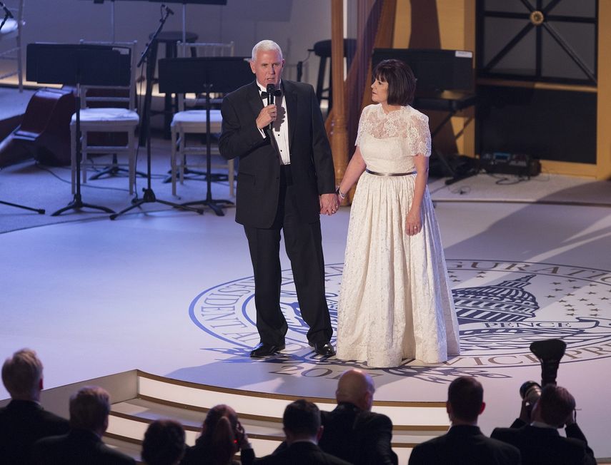 El vicepresidente electo de los Estados Unidos,&nbsp;Mike&nbsp;Pence, habla junto a su esposa, Karen&nbsp;Pence, en la Cena a la Luz de las Velas en Union Station.