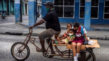 Un hombre transporta a niños en su triciclo en La Habana, Cuba. Archivo.&nbsp;