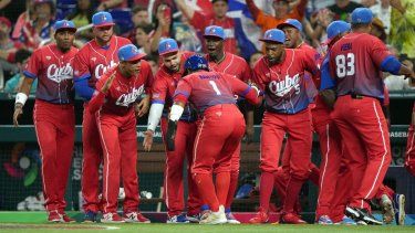 Jugadores de la selección de Cuba celebran luego de anotar en el primer inning de un juego contra Estados Unidos en el Clásico Mundial de Béisbol, el 19 de marzo de 2023.