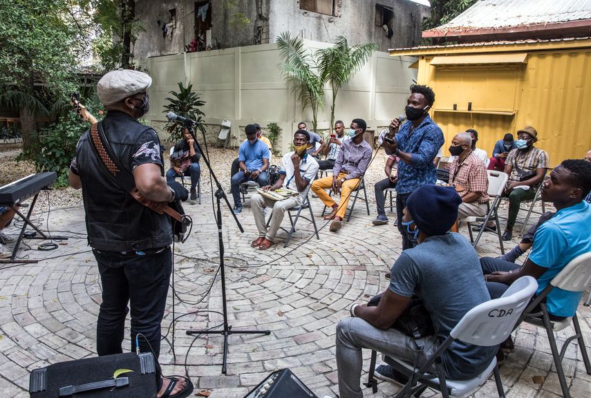 En esta foto de archivo tomada el 18 de enero de 2021, el músico Etienne MBappé de Camerún escucha una pregunta en el Port-au-Prince Art Center durante una Master Class, parte de la 15 edición del International Jazz Festival PAPJAZZ.