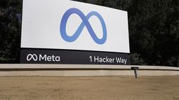 Logo de Meta, la empresa matriz de Facebook e Instagram, en la sede de la compañía en Menlo Park, California, 28 de octubre de 2021. Facebook identificó y detuvo una extensa red de cuentas falsas que difundían propaganda rusa sobre la invasión de Ucrania en toda Europa occidental, informó Meta el martes 27 de seriembre de 2022..&nbsp;