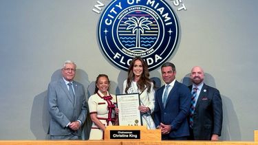 Miss Cuba 2024, Marianela Ancheta, recibe reconocimiento por parte del alcalde de Miami Francis Suárez.
