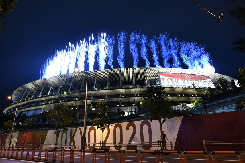 Los fuegos artificiales iluminan el cielo sobre el Estadio Olímpico durante la ceremonia de apertura de los Juegos Olímpicos de Tokio 2020, en Tokio, el 23 de julio de 2021. &nbsp; &nbsp;