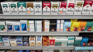 Fotograf&iacute;a de archivo del 28 de agosto de 2017 de cigarrillos exhibidos en una tienda en Nueva York.&nbsp;