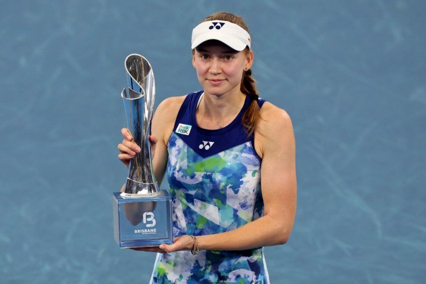 Elena Rybakina de Kazajistán posa con el trofeo tras ganar la final de Brisbane ante Aryna Sabalenka de Bielorrusa el domingo 7 de enero del 2024.&nbsp;