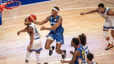 Will Tavares de Cabo Verde conduce hacia la canasta durante el partido del grupo E de la Copa Mundial de Baloncesto FIBA entre Venezuela y Cabo Verde en el Okinawa Arena en Okinawa el 28 de agosto de 2023. &nbsp;