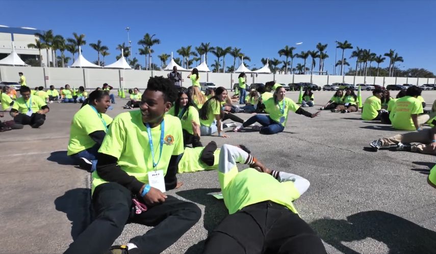Más de 100 estudiantes voluntarios de Miami Springs Senior High School representaron a pasajeros.&nbsp;