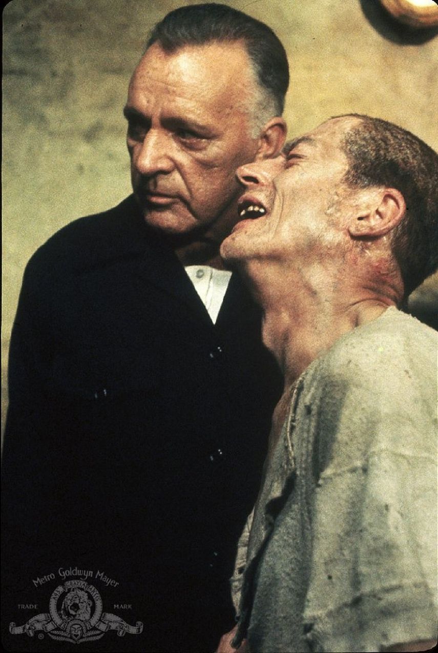 Los actores Richard Burton y John Hurt en la película 1984.