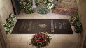La lápida está situada precisamente en el memorial Jorge VI, padre de la reina Isabel II fallecido en 1952. La lápida está situada precisamente en el memorial Jorge VI, padre de la reina Isabel II fallecido en 1952.