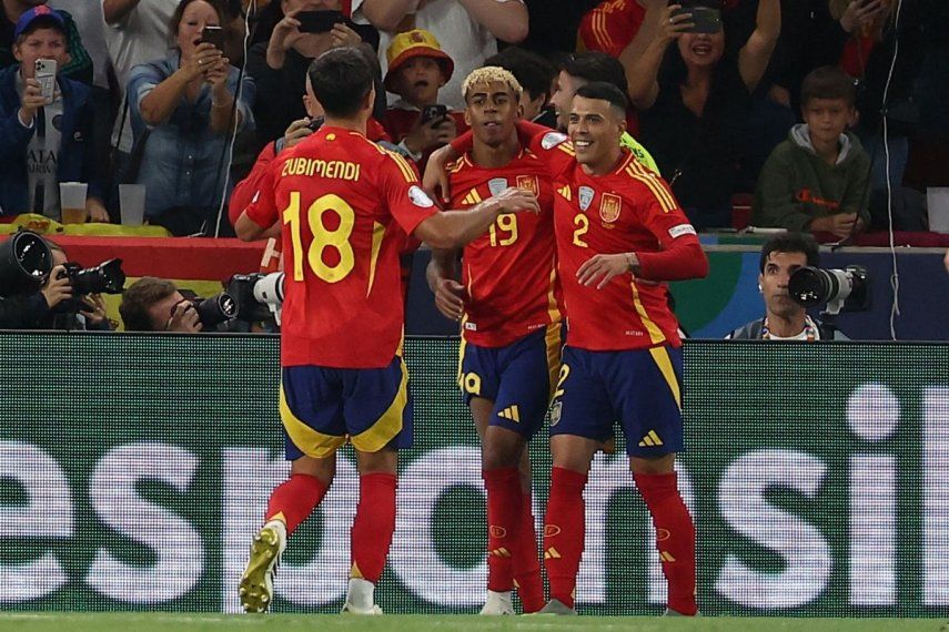 El atacante Lamine Yamal (centro), de España, celebra con sus compañeros luego de anotar el quinto gol de su selección en un partido ante Francia, el 5 de junio de 2025. El atacante Lamine Yamal (centro), de España, celebra con sus compañeros luego de anotar el quinto gol de su selección en un partido ante Francia, el 5 de junio de 2025.