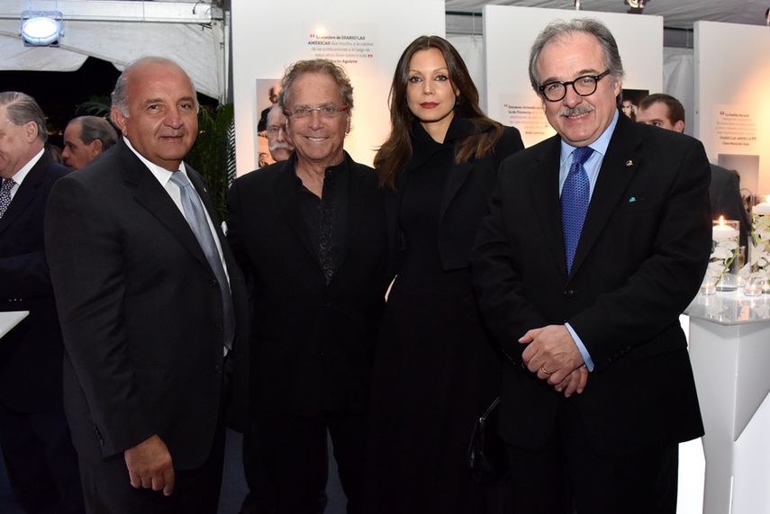 El editor de DIARIO LAS AMÉRICAS, Nelson Mezerhane (izquierda) junto a Jorge y Florencia Hane y al jurista venezolano Asdrúbal Aguiar. (Todas las fotos en este artículo: Giselle Santalucci) 