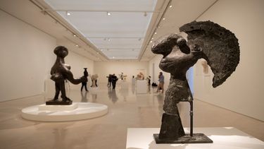 Los visitantes asisten a la inauguración de la obra del pintor y escultor español Pablo Picasso Picasso Escultor. Materia y Cuerpo en el Museo Picasso de Málaga el 8 de mayo de 2023. La muestra estará abierta del 9 de mayo al 10 de septiembre de 2023.