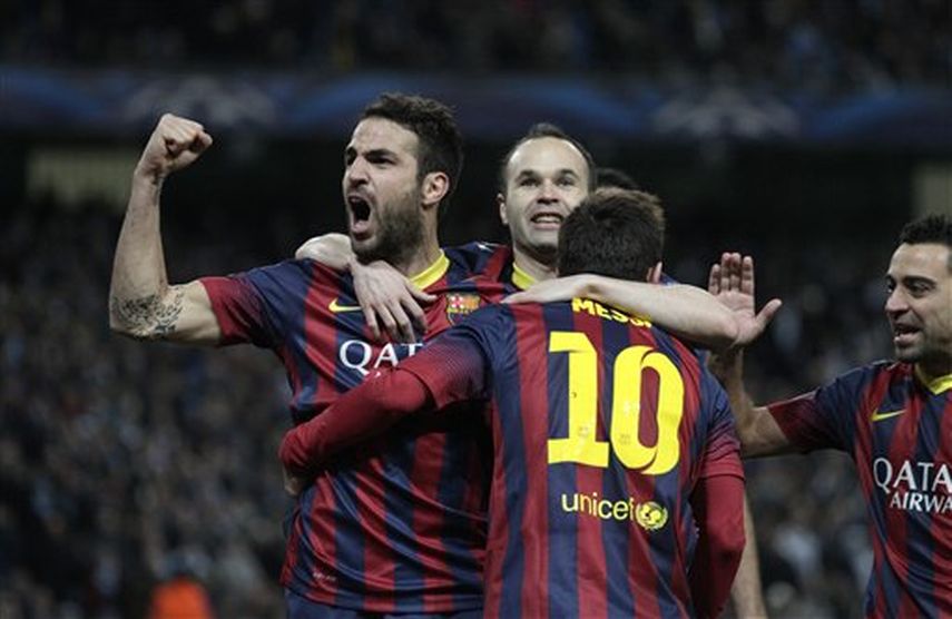 El jugador del Barcelona, Lionel Messi, centro, festeja con sus compañeros tras anotar un gol contra el Manchester City en la Liga de Campeones el martes, 18 de febrero de 2014, en Manchester, Inglaterra. (AP Photo/Jon Super)