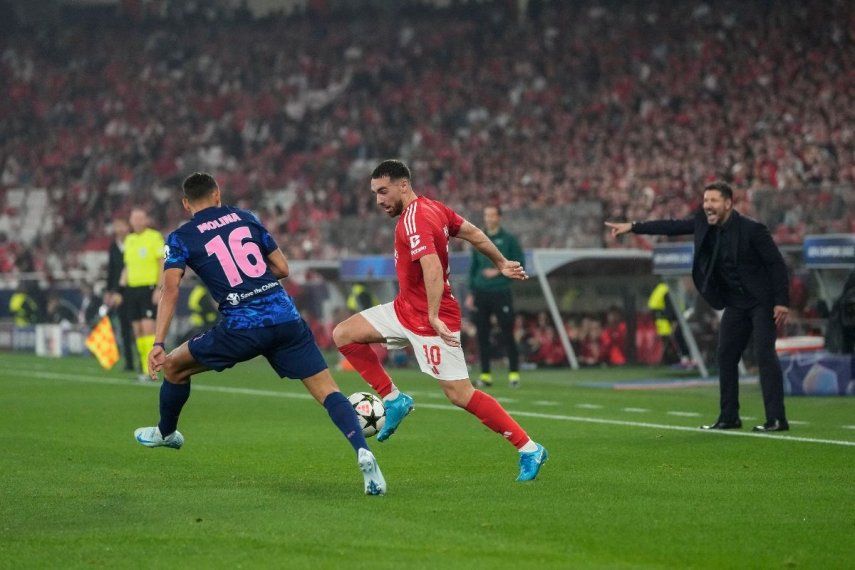 El técnico del Atlético de Madrid Diego Simeone da instrucciones a sus jugadores mientras Orkun Kokcu del Benfica pelea por el balón con Nahuel Molina del Atlético de Madrid en la Liga de Campeones el miércoles 2 de ocutubre del 2024.&nbsp;