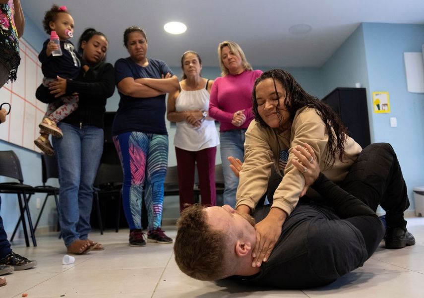 Nadia recibe instrucciones de Roberto Camara el jueves 20 de julio de 2023, durante una clase de defensa personal dirigida a mujeres que han sufrido violencia doméstica en Río de Janeiro, Brasil.