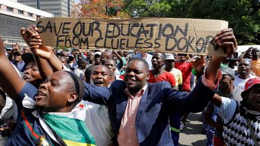 Manifestantes protestan en las inmediaciones del Parlamento en Harare (Zimbabue).
