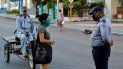 Un agente de la policía del régimen verfica a ciudadanos cubanos en las calles de La Habana, el 4 de abril de 2020. Un agente de la policía del régimen verfica a ciudadanos cubanos en las calles de La Habana, el 4 de abril de 2020.
